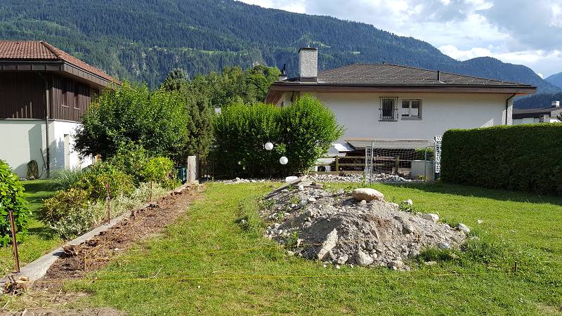 Ausgangslage: Garten mit Rasen und Erdhaufen