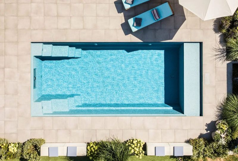 Compass-Pool in Nova Stone, Farbwirkung