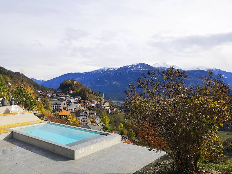 Fertiger Pool, Terrasse und Berge im Hintergrund