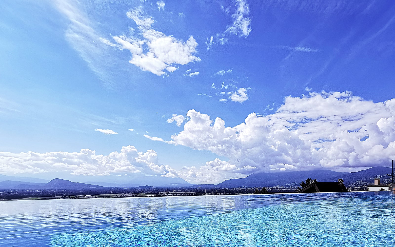 Pool mit Blick über das Rheintal