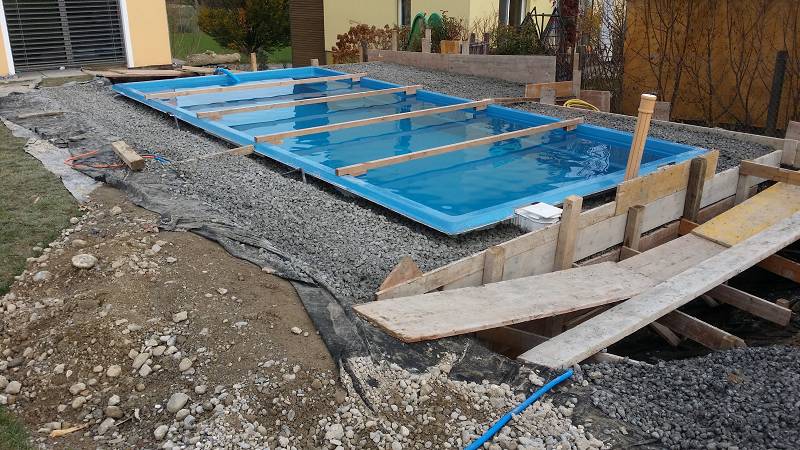 Becken im Boden mit Hinterfüllung und Holzstützen