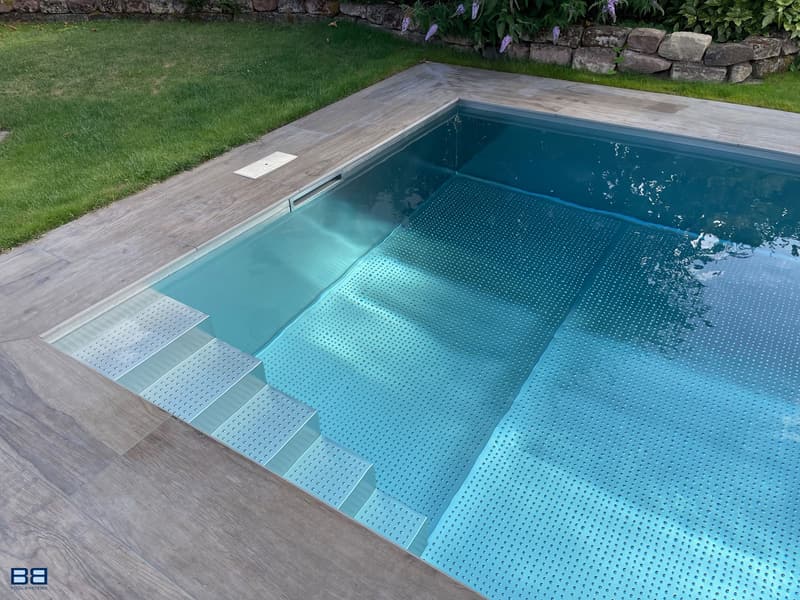 Edelstahlbecken mit integrierter Treppe – Herstellerfoto BB Poolsystems