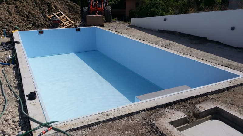 Beckenrand und Randsteine auf einer Badipool-Baustelle