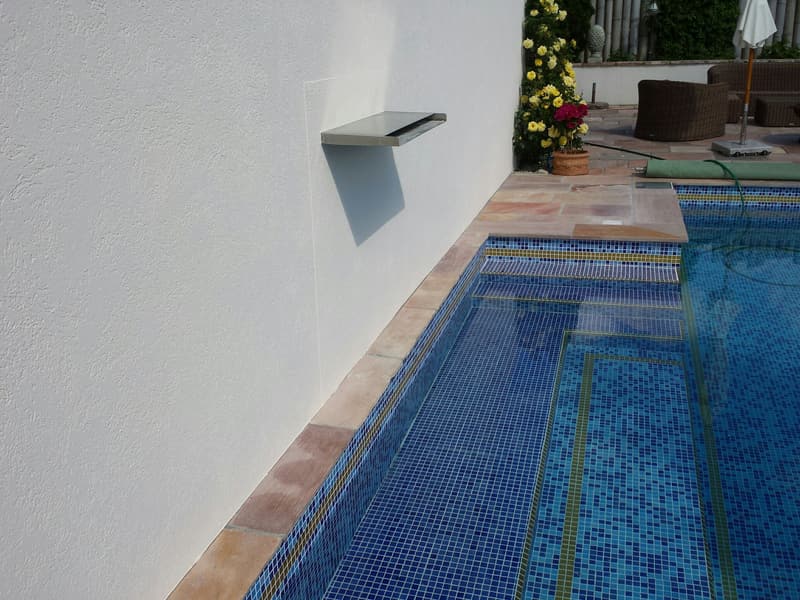 Pool mit blauem Mosaik und Schwalldusche – ein Badipool-Projekt