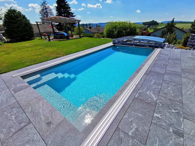 Fertiger Outdoor-Pool mit Terrasse – Badipool-Projekt