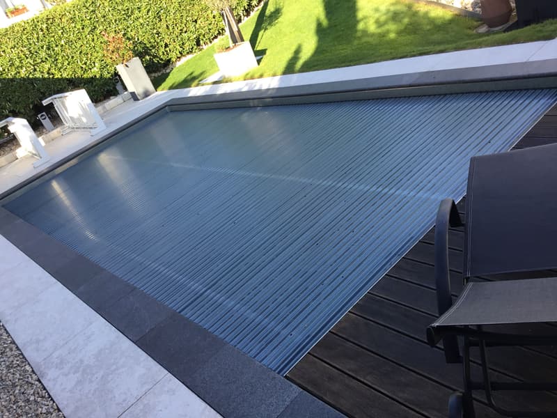 Pool mit geöffnetem Rollladen und klarem Wasser – ein Badipool-Projekt
