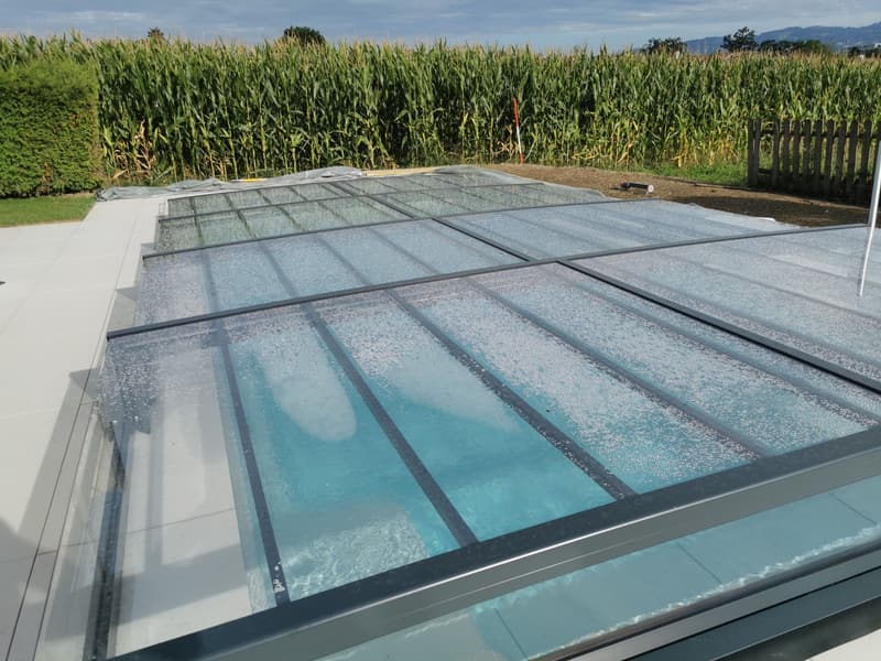 Pool unter einer flachen Glas-Überdachung