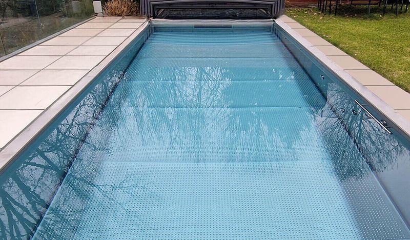 Edelstahlbecken mit genopptem Boden und Rasen daneben