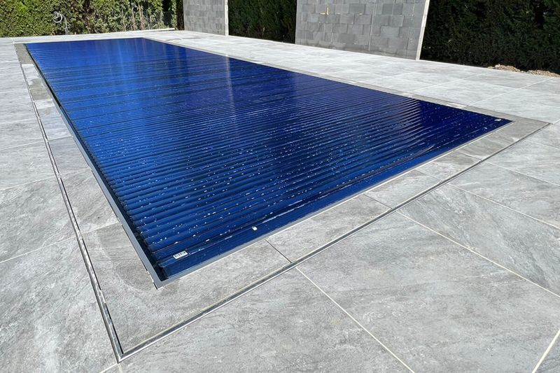 Edelstahlbecken mit Überlaufrinne und geschlossener Abdeckung