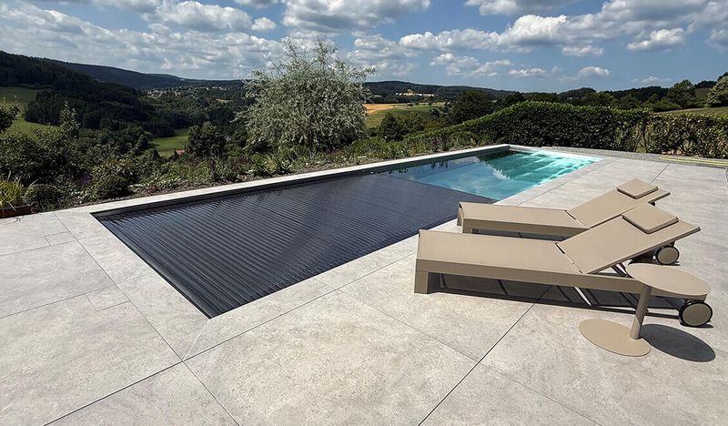 Edelstahlbecken der Serie 3000 mit Liegen auf einer Terrasse über dem Tal