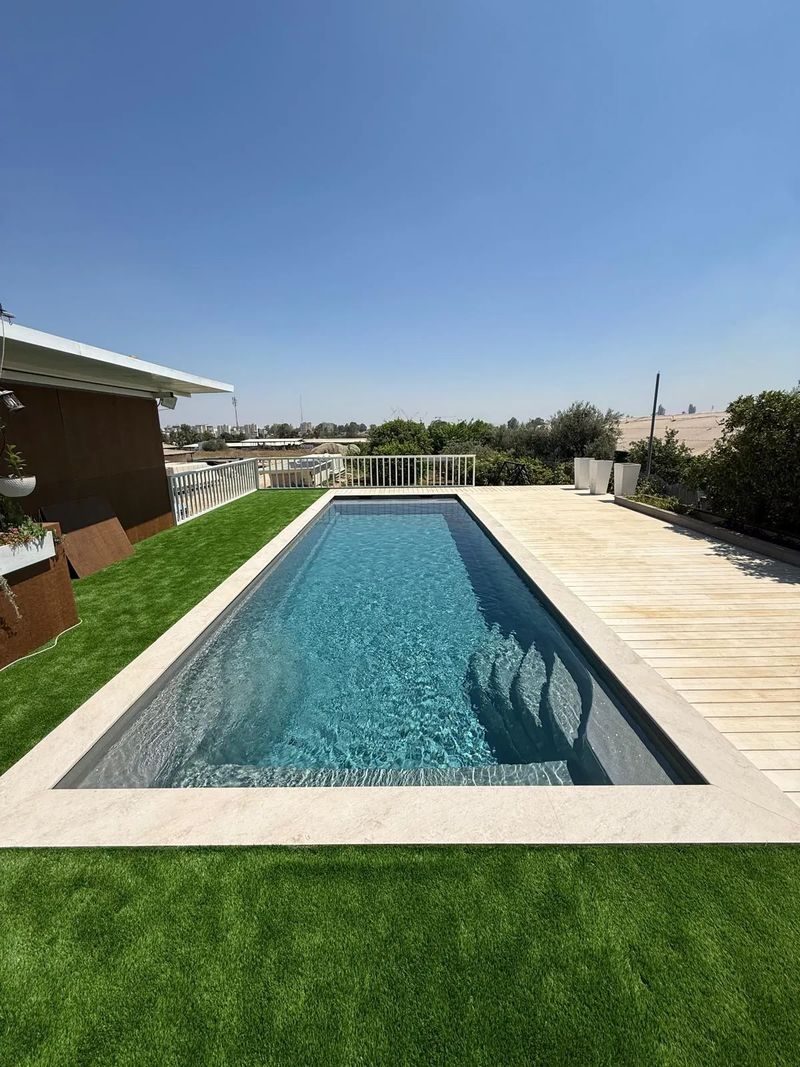 WaterRows Double 108 in Lunar Granite neben einem Rasen