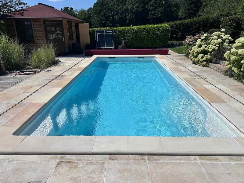 WaterRows Double 88 in Champagne Pearl mit Steinplatten und Liegen