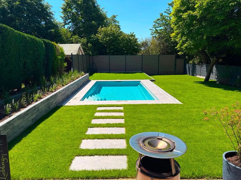 WaterRows-Becken in Sparkling Grey mit Trittplatten im Rasen