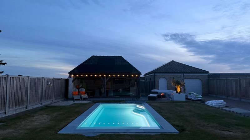 WaterRows Single 78 in Antique Alabaster am Abend, beleuchtet vor einem Gartenhaus