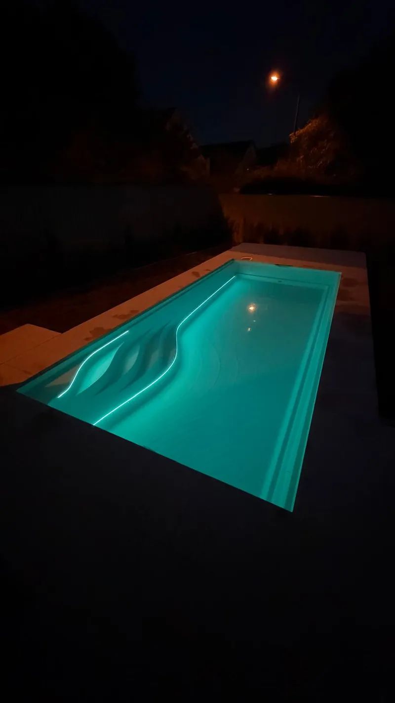 WaterRows Single 78 bei Nacht mit leuchtendem LED-Streifen im Becken
