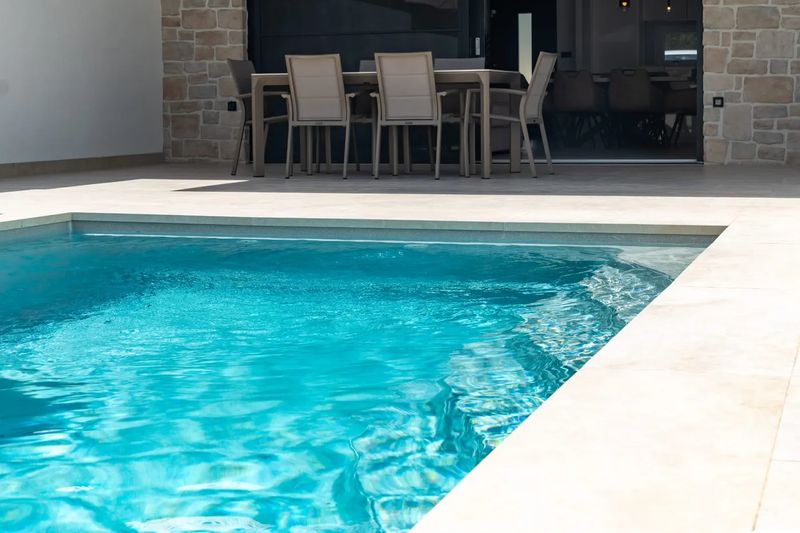 WaterRows Single 64 in Sparkling Grey vor einer Terrasse