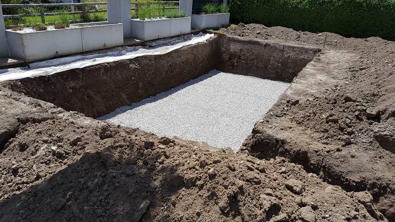Grube mit vorbereitetem Kiesbett