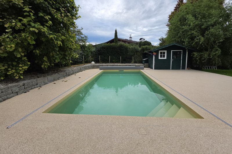 Derselbe Pool offen: Die Membran ist im Gehäuse am hinteren Beckenende aufgerollt